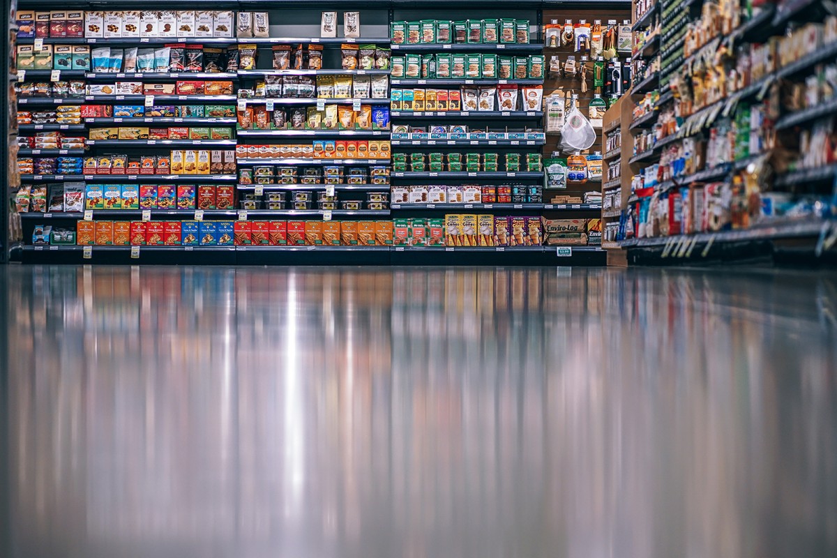 Productes alimentaris transformats en un supermercat