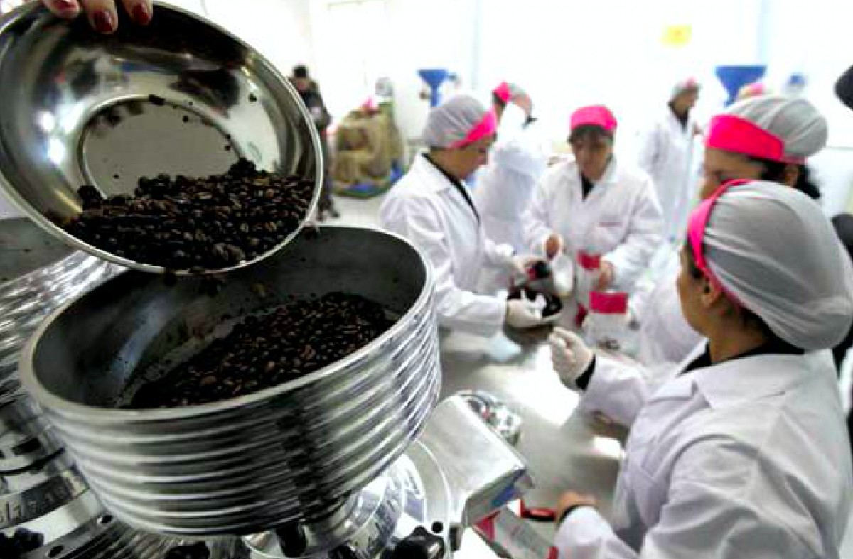 Dones treballant en la producció de cafè a la Cooperativa Lazzarelle a la presó italiana de Pozzuoli