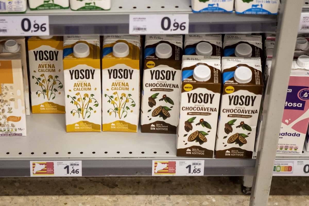 Productes de la marca Yosoy, propietat de l'empresa Liquats Vegetals, en un supermercat