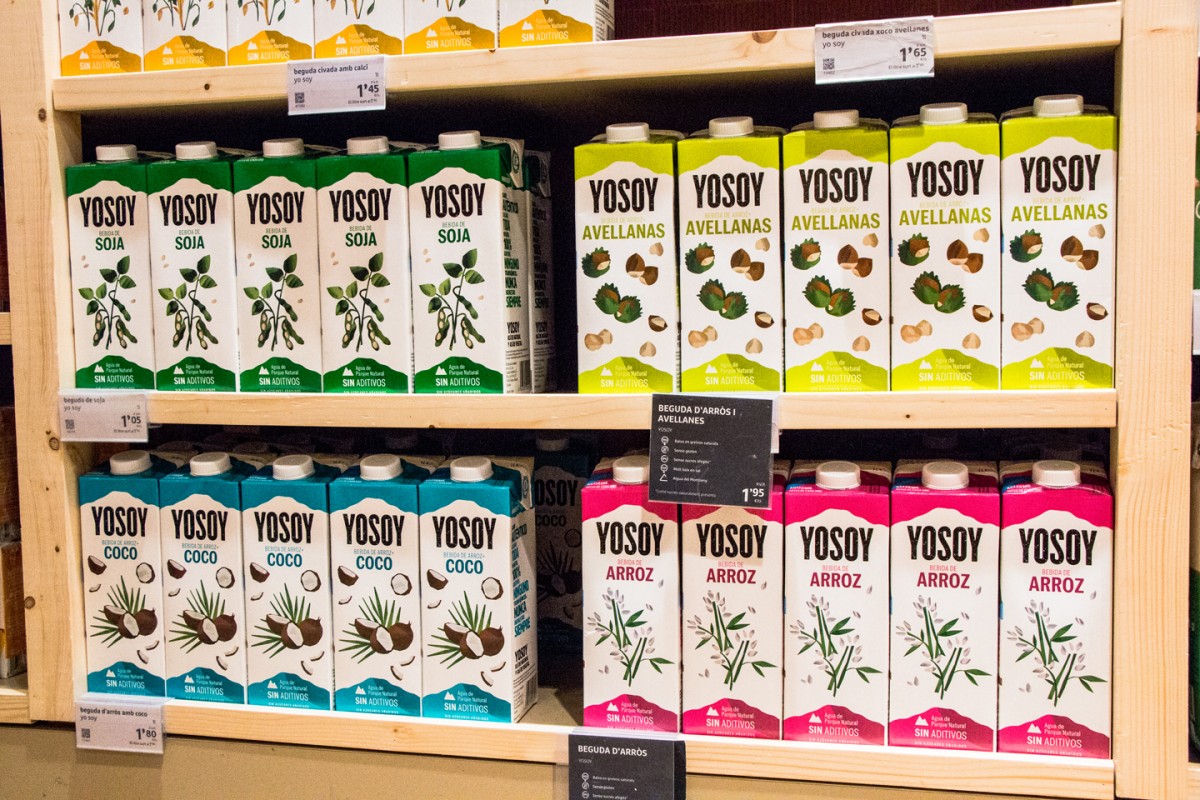 Paquets de begudes vegetals de YoSoy, una de les marques comercialitzades per Liquats Vegetals S.A.