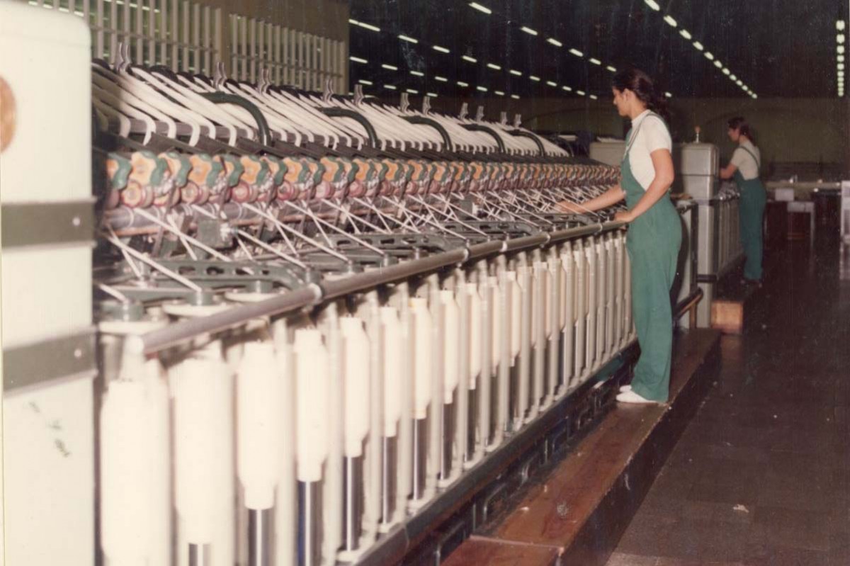 Dones treballant a la fàbrica de la Saphil de Ripoll, en un fotograma del documental que s'estrena aquest divendres a Ripoll