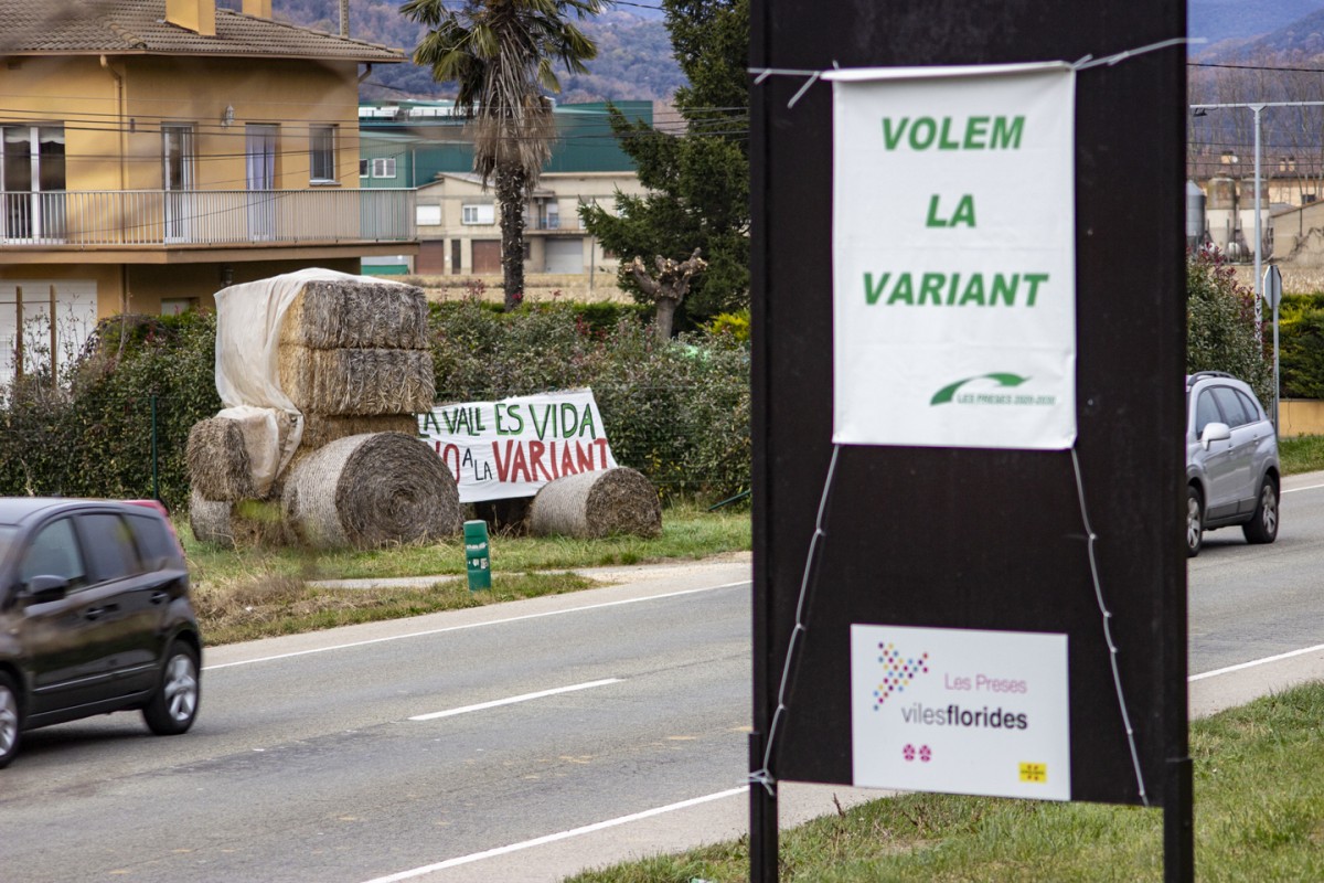 Al terme municipal de Les Preses trobem pancartes tant a favor com en contra del nou projecte viari 