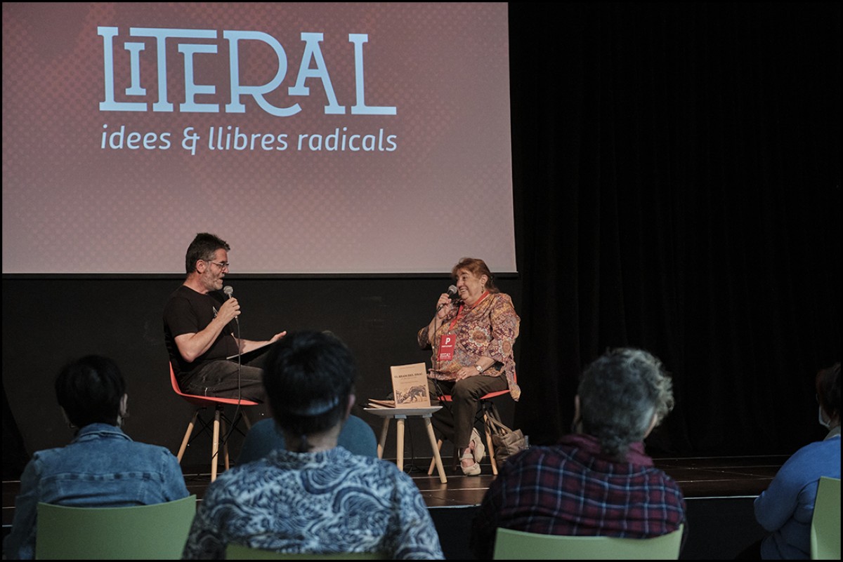 Un moment de l'entrevista de Josep Comajoan a Rosa-Elvira Presmanes a l'última Fira Literal