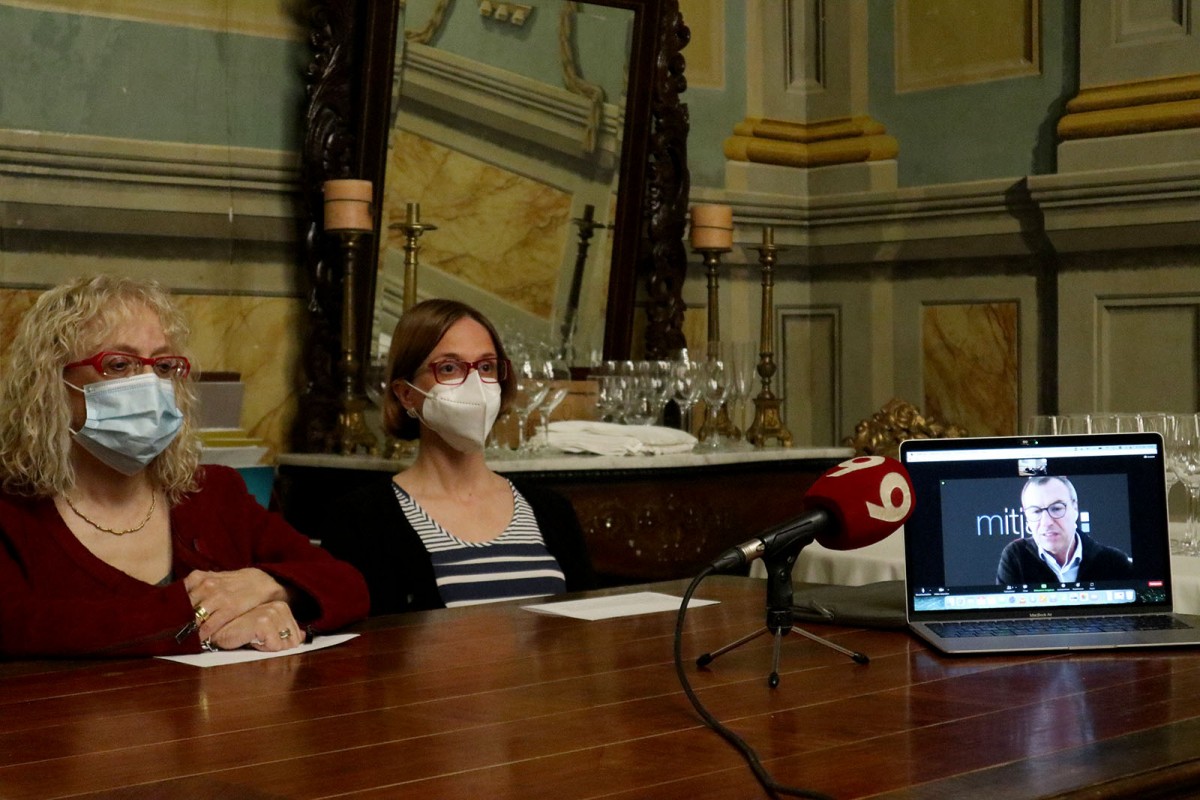 Roser Noguer i Núria Barnolas, a la compareixença de divendres. Al monitor, intervenint per videoconferència, l'advocat Miquel Mitjans