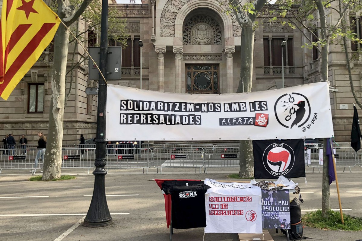 Pancartes i material de solidaritat amb en Moli i en Pau, davant l'Audiència de Barcelona, mentre s'hi estava fent el judici el 5 d'abril passat