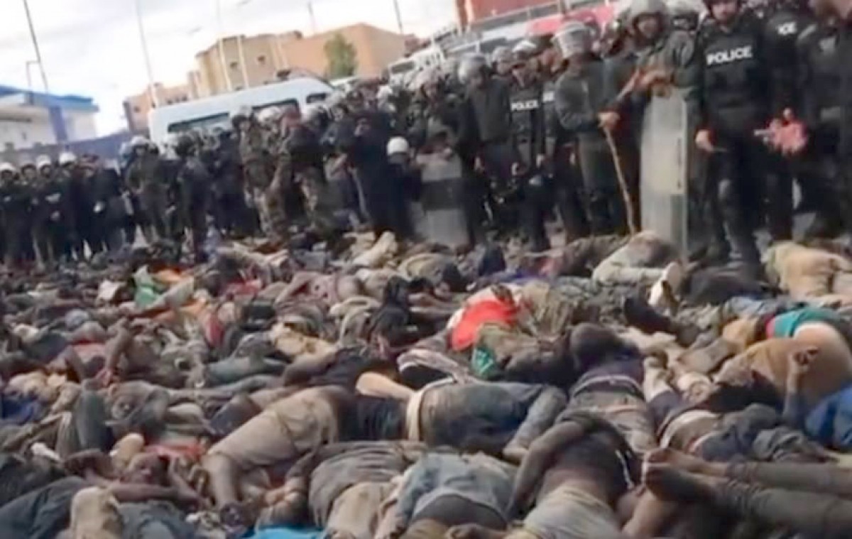Persones amuntagades després de la intervenció policial a la tanca de Melilla, en una imatge presa per l'Associació Marroquina de Drets Humans (AMDH)