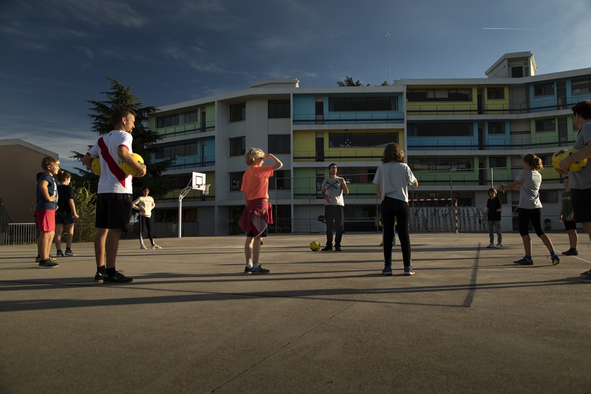 Oleguer Presas revisa l'exercici que estan portant a terme els més petits de l’Escola de Futbol La Caserna de Sabadell