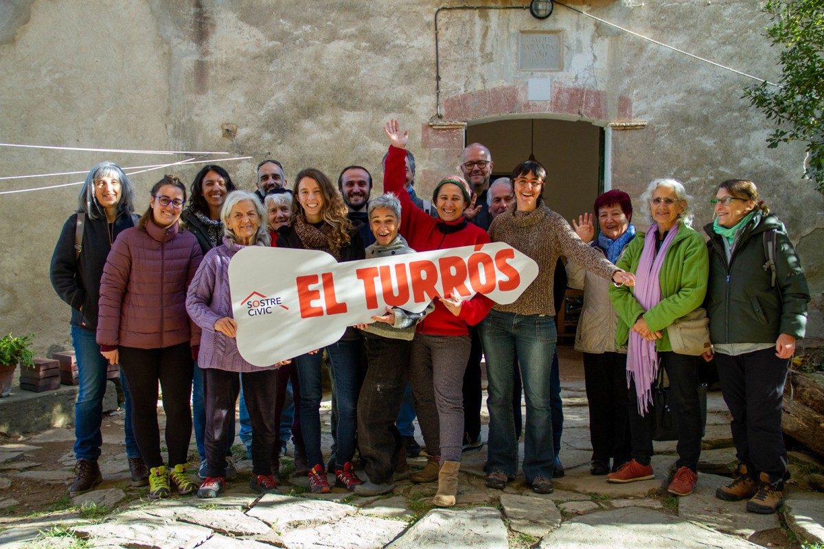 Grup de persones que conformen el grup d'habitatge cooperatiu d'El Turrós, a Argelaguer