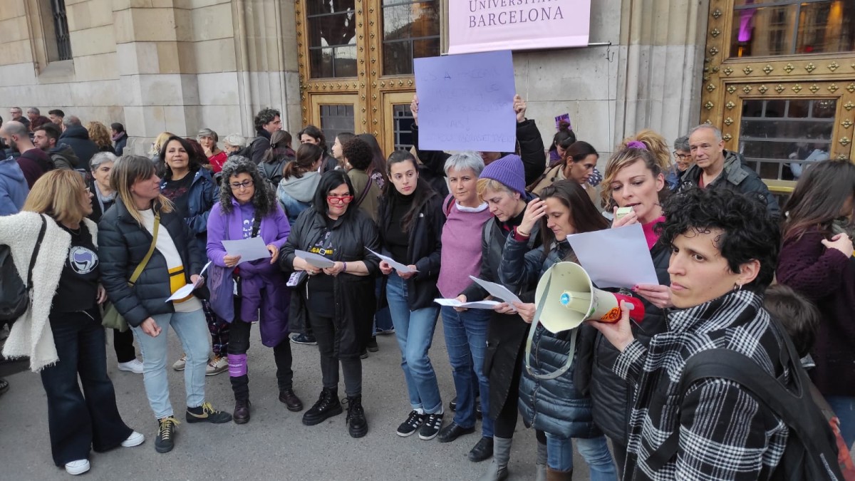 Un moment de la lectura del manifest davant la Universitat de Barcelona