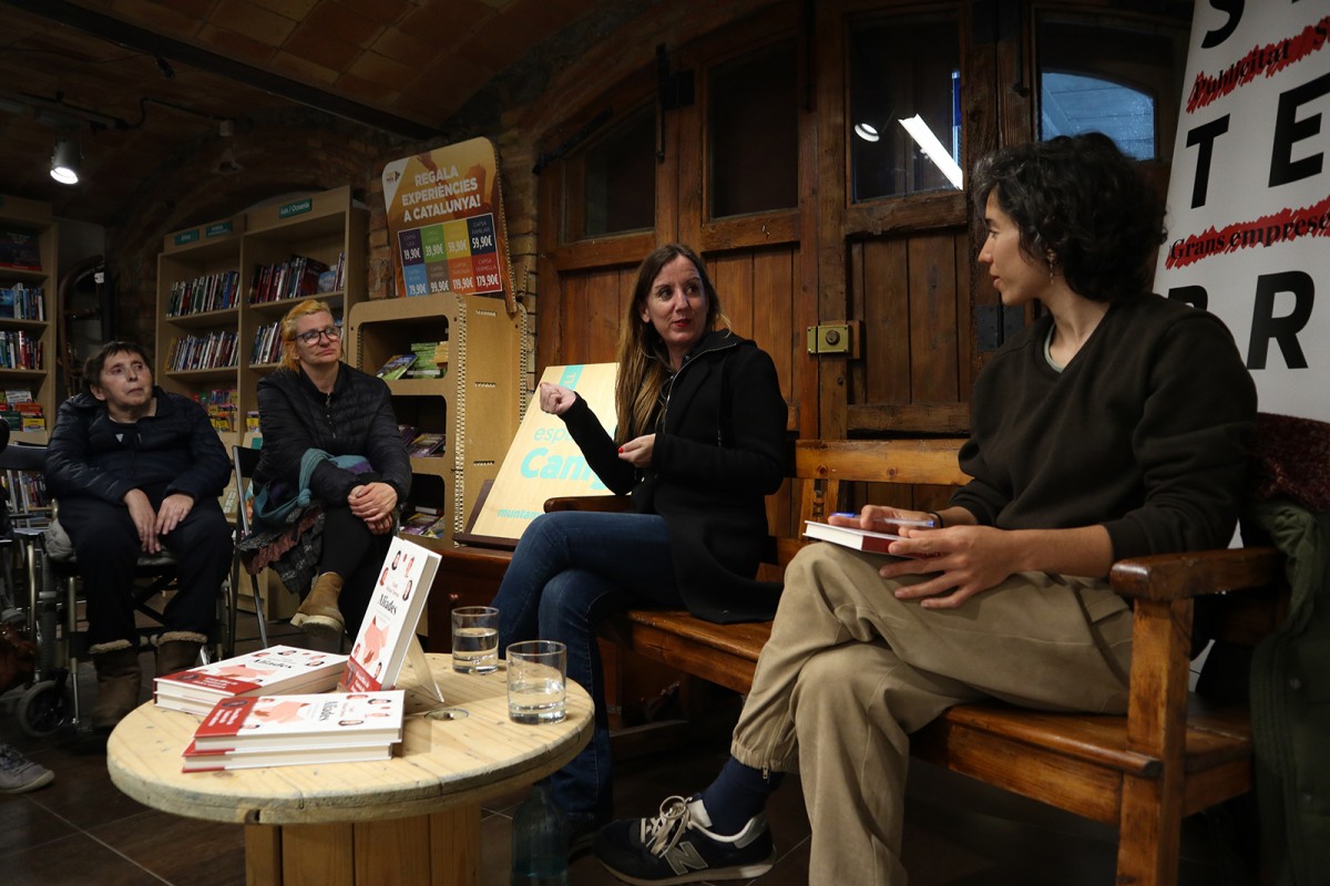 La periodista Txell Feixas presentant el seu nou llibre