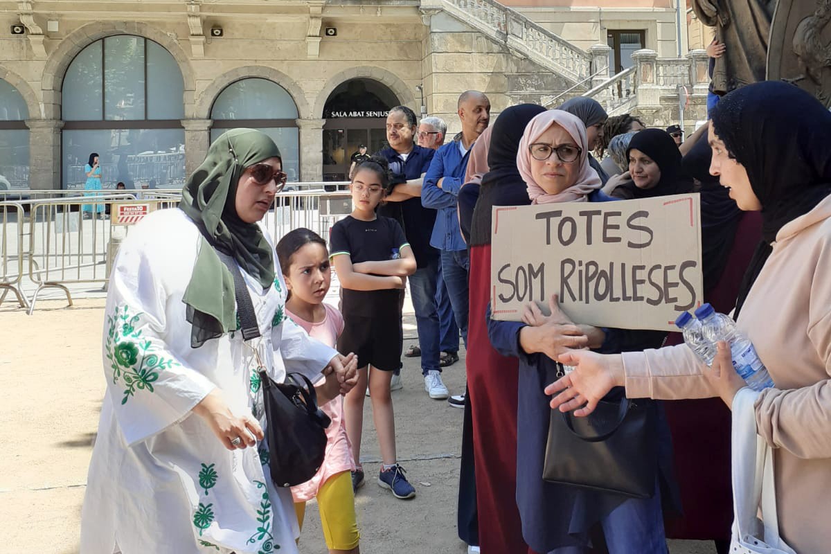 Concentració davant l'ajuntament de Ripoll a l'hora del ple que va fer alcaldessa l'ultradretana Sílvia Orriols