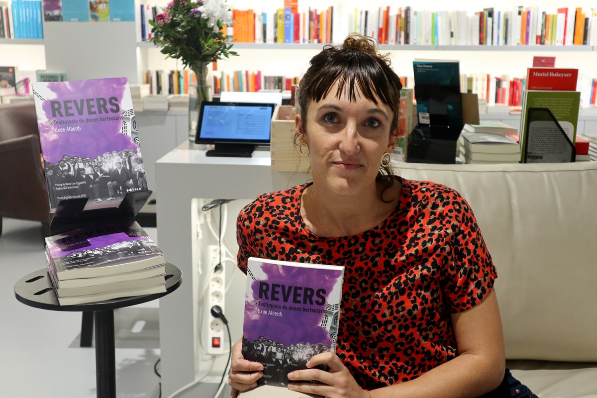 Uxue Alberdi, amb un exemplar d''Revers. Testimonis de dones bertsolaris', traducció al català d'una obra que ha Euskal Herria ha estat tot un fenomen en el món bertsolari