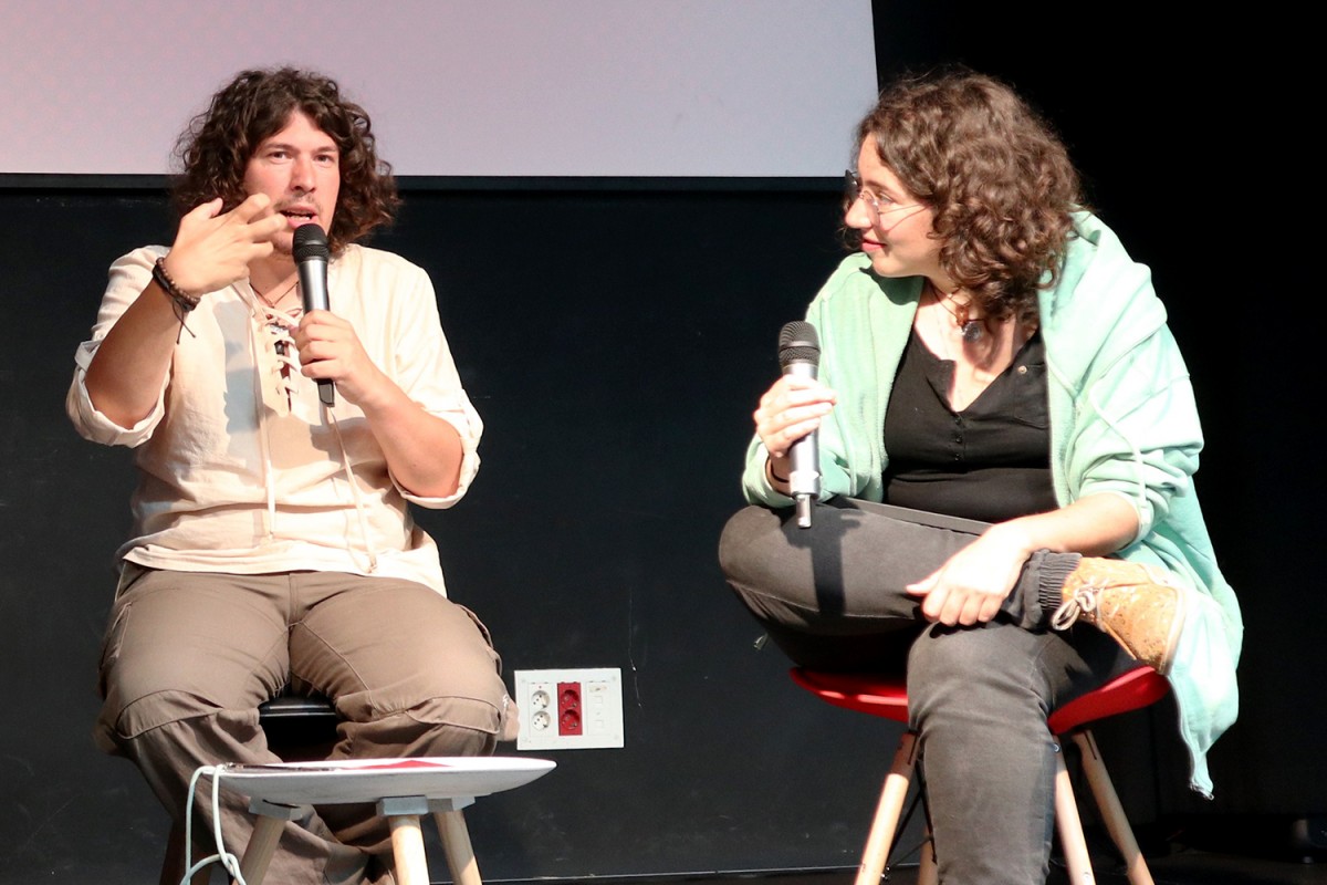 Max Pérez Muñoz i Alba Padrós, durant l'entrevista a la Fira Literal
