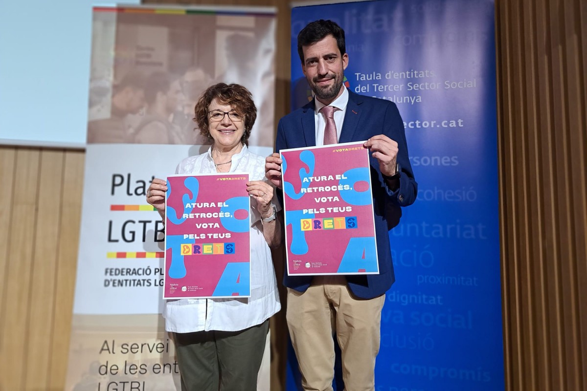 La presidenta de la Taula del Tercer Sector Social, Francina Alsina, i el vicepresident de la Federació Plataforma d'Entitats LGTBI, Manuel Peinado, amb el cartell de la campanya