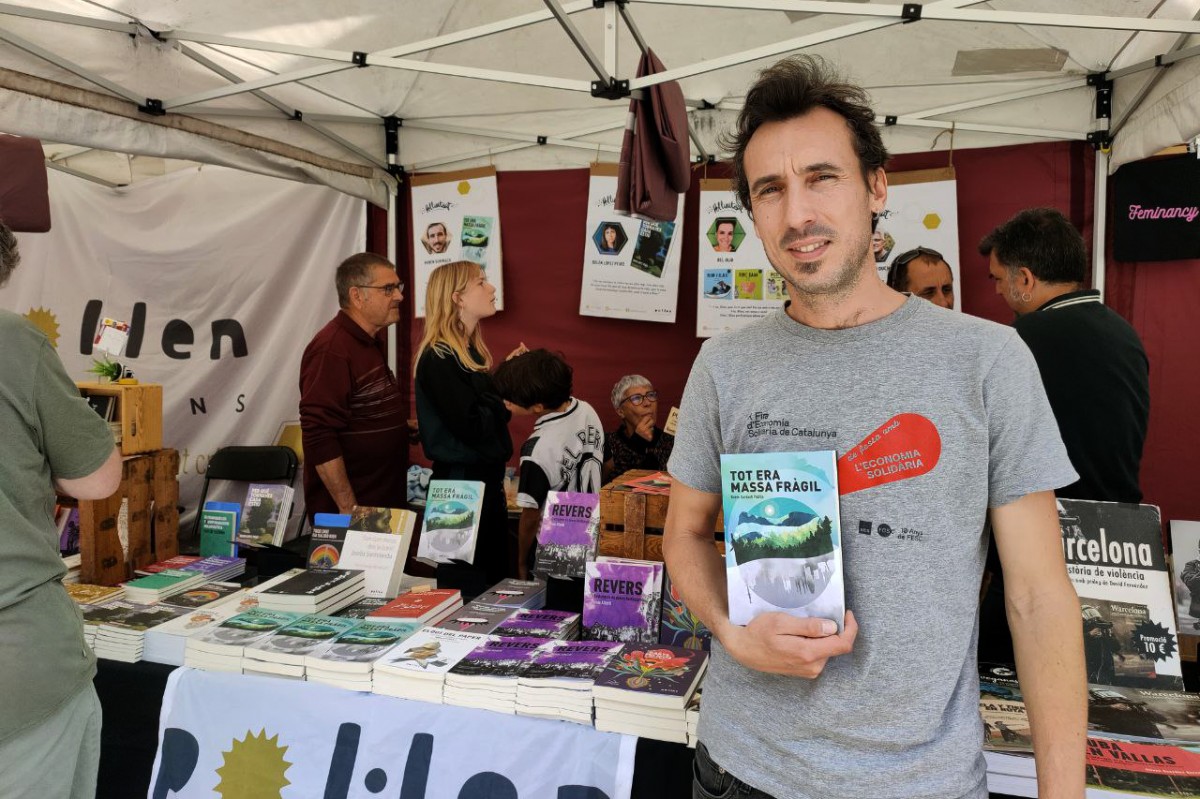 Rubèn Suriñach, amb el llibre, a la parada de Pol·len Edicions a la Fira Literal