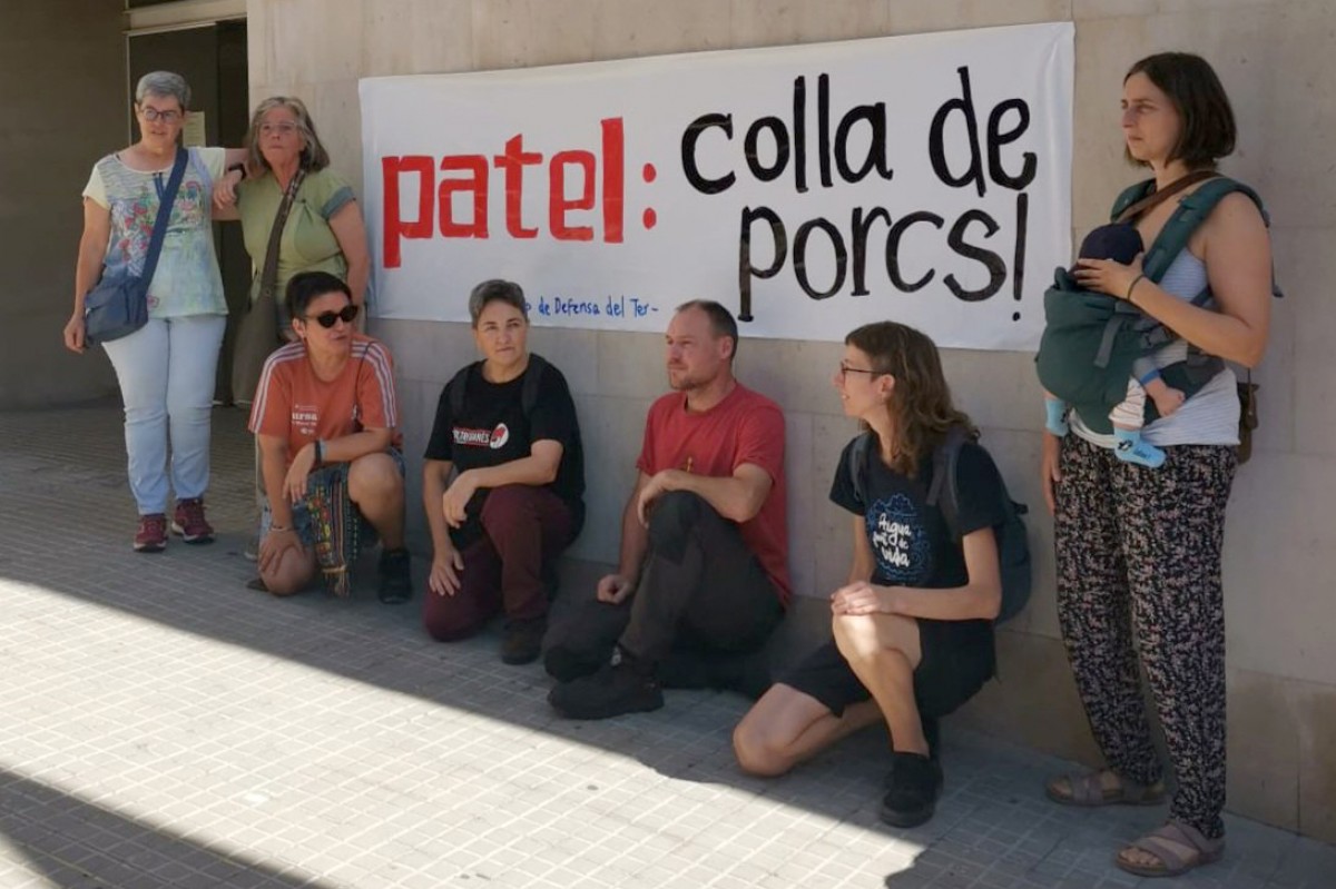 Activistes del GDT concentrats aquest dilluns davant del jutjat de Vic mentre hi declarava Xavier Planas