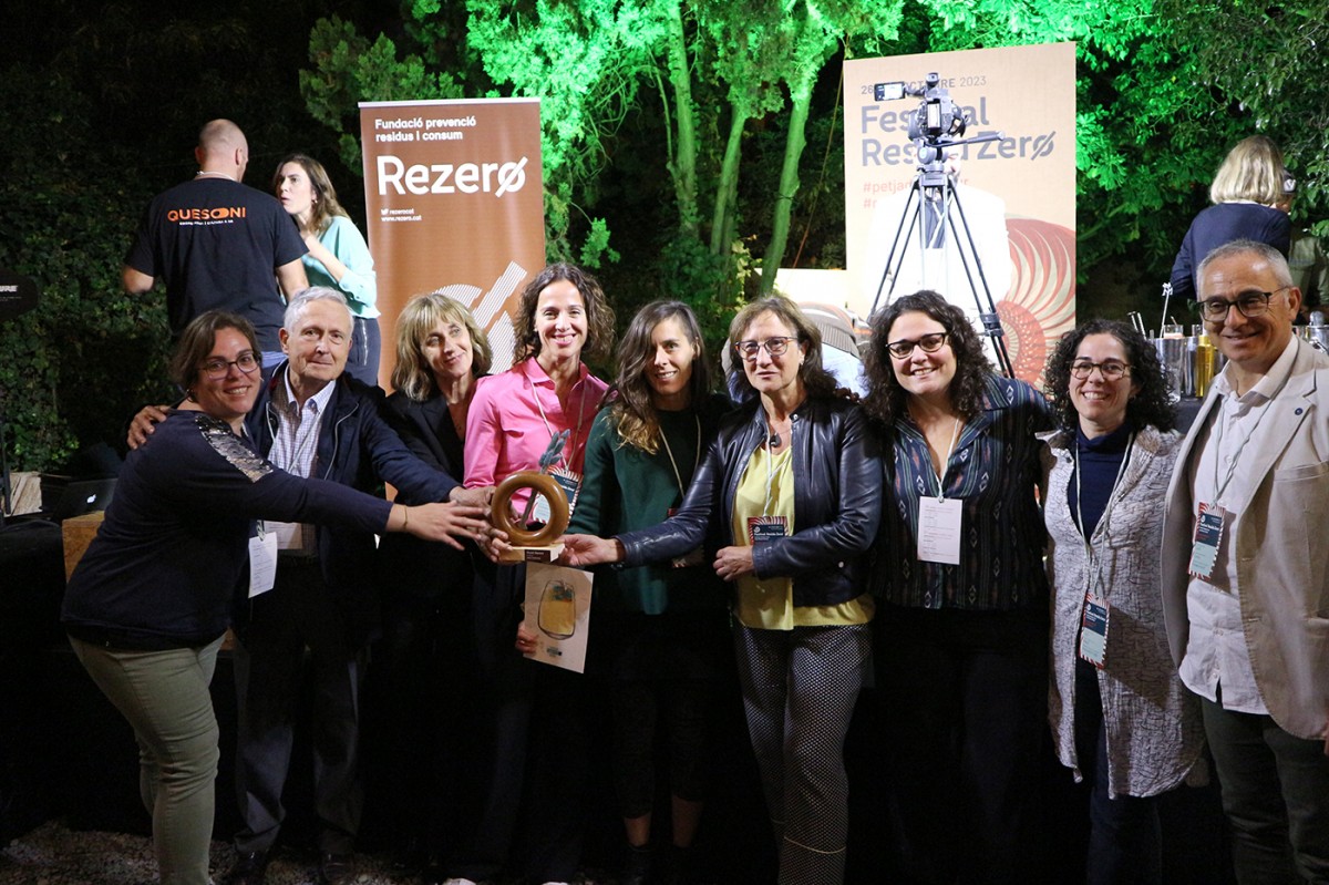 Representants de les cinc entitats organitzadores del Ressò celebrant el premi