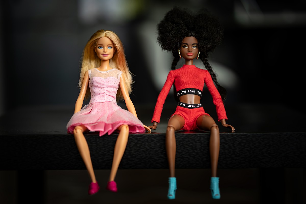 Una Barbie negra al costat d'una de perfil més clàssic