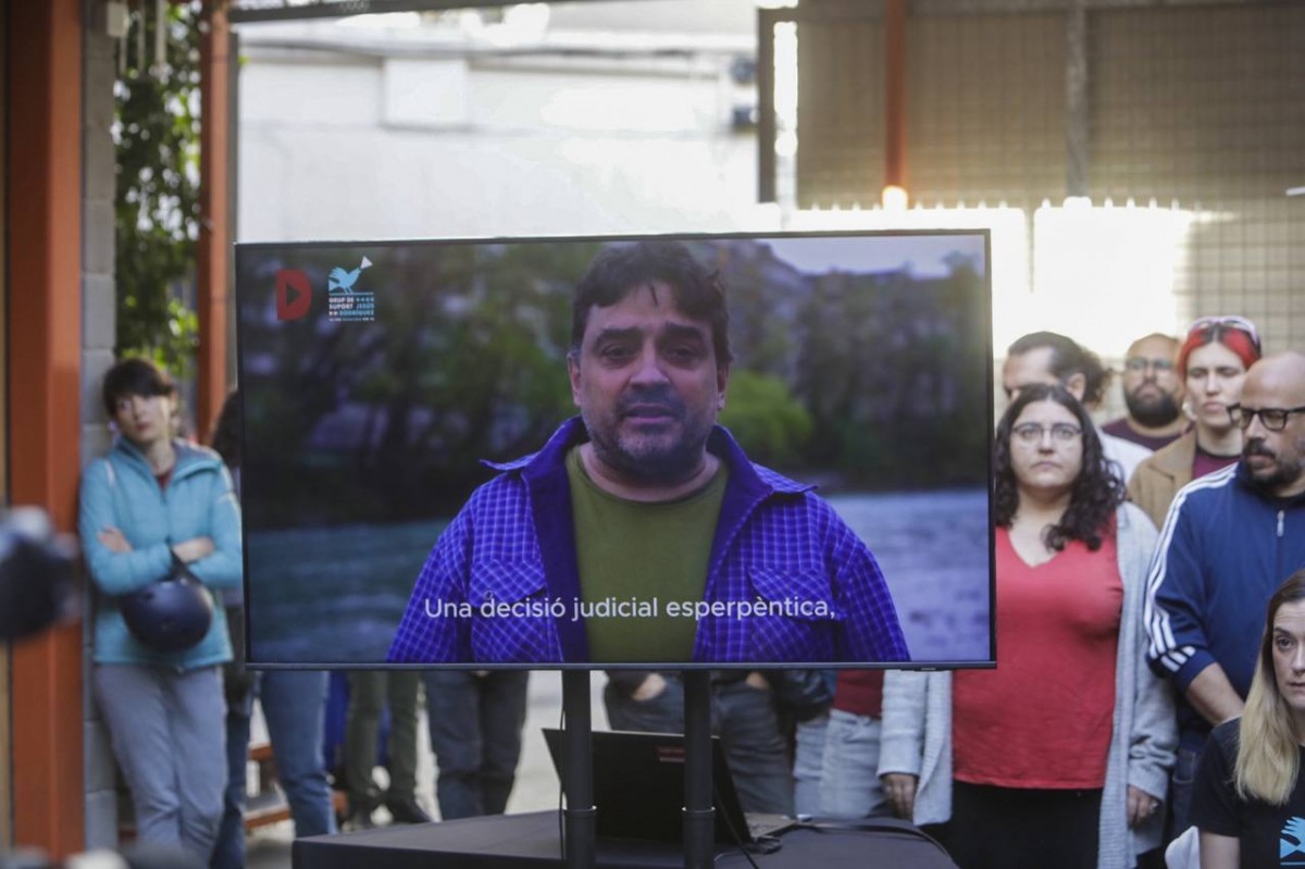 Jesús Rodríguez ha intervingut a la roda de premsa des de Suïssa a través d'un monitor