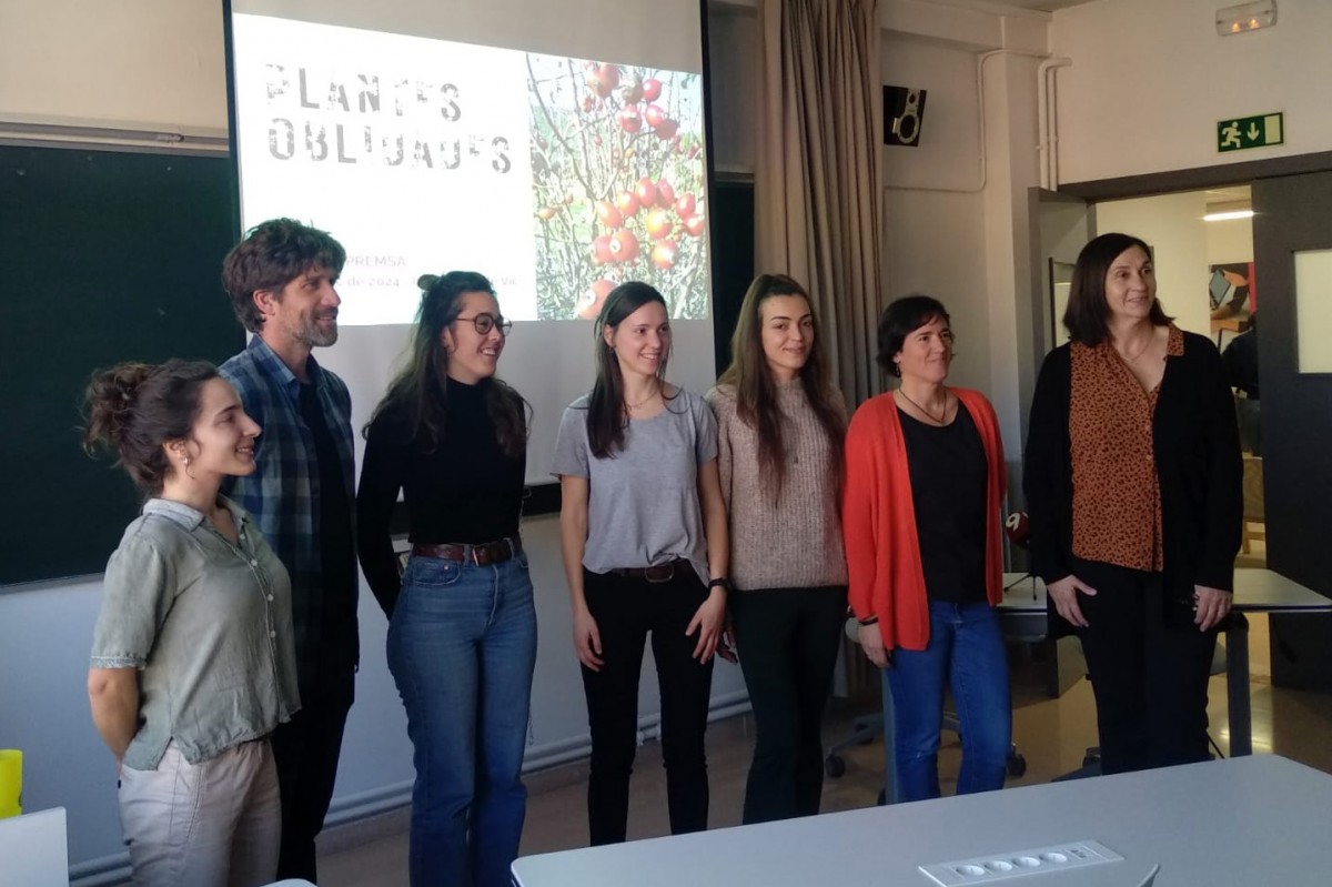 Representants de les entitats impulsores de «Plantes oblidades», a la presentació del projecte