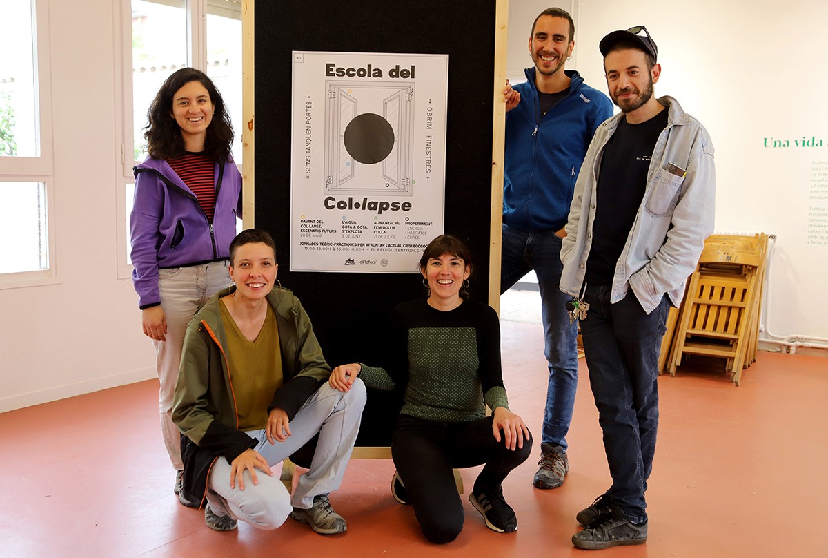 Representants de les tres entitats organitzadores de l'Escola del Col·lapse, amb el cartell del cicle