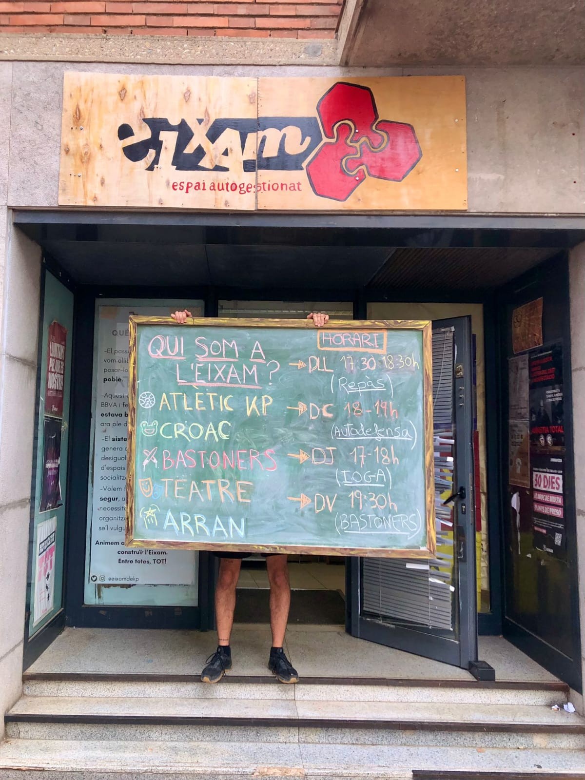 Entrada de l'Eixam, amb una llista de totes les entitats que hi formen part.