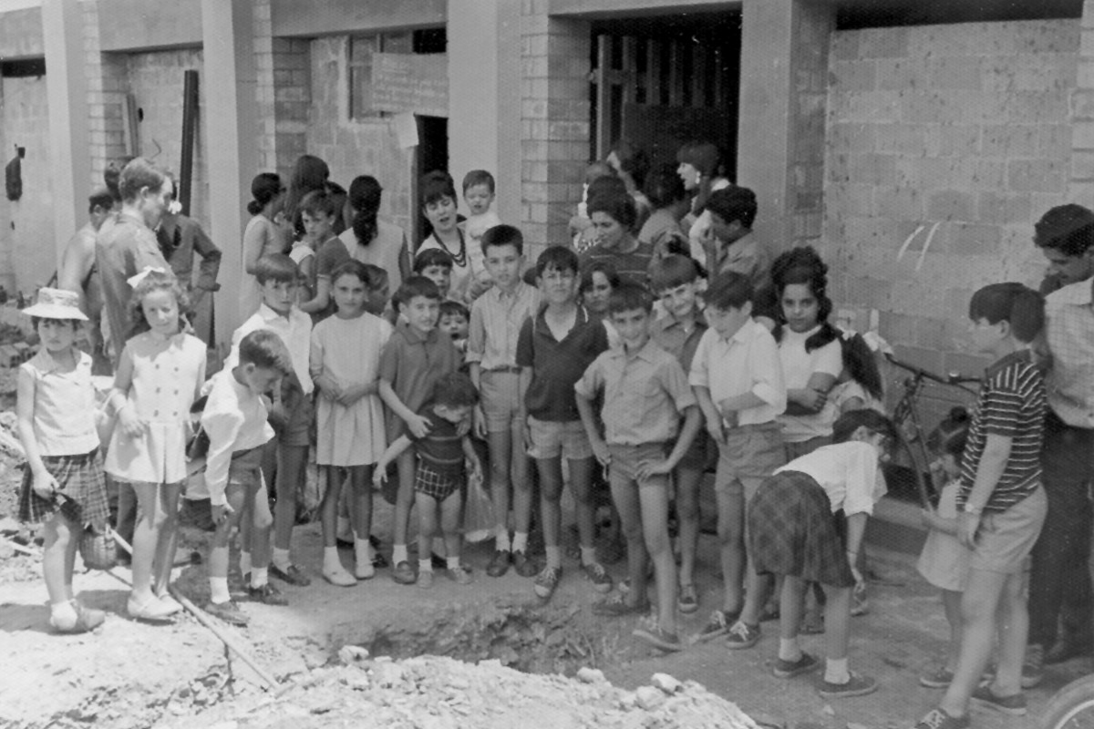 Grup d'infants de les famílies que anirien a viure als pisos durant la construcció dels mateixos