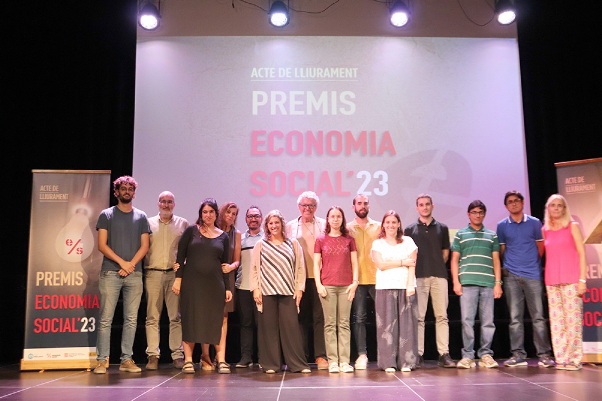 Foto de família d'organització i guardonats en els Premis Economia Social 2023