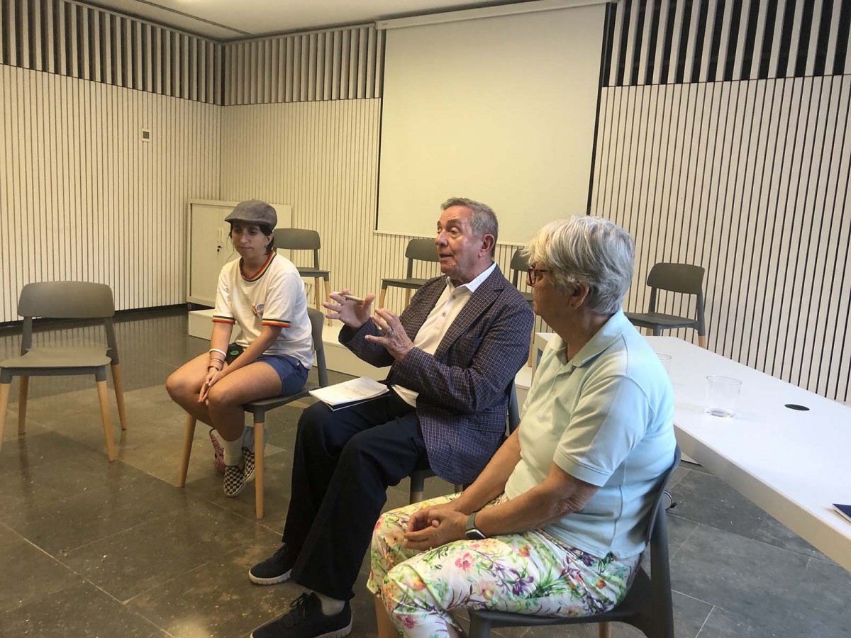 Moment de la taula rodona amb la integradora social de la fundació Eve Parras, Joan Sebastià Martí i Paulina Blanco.
