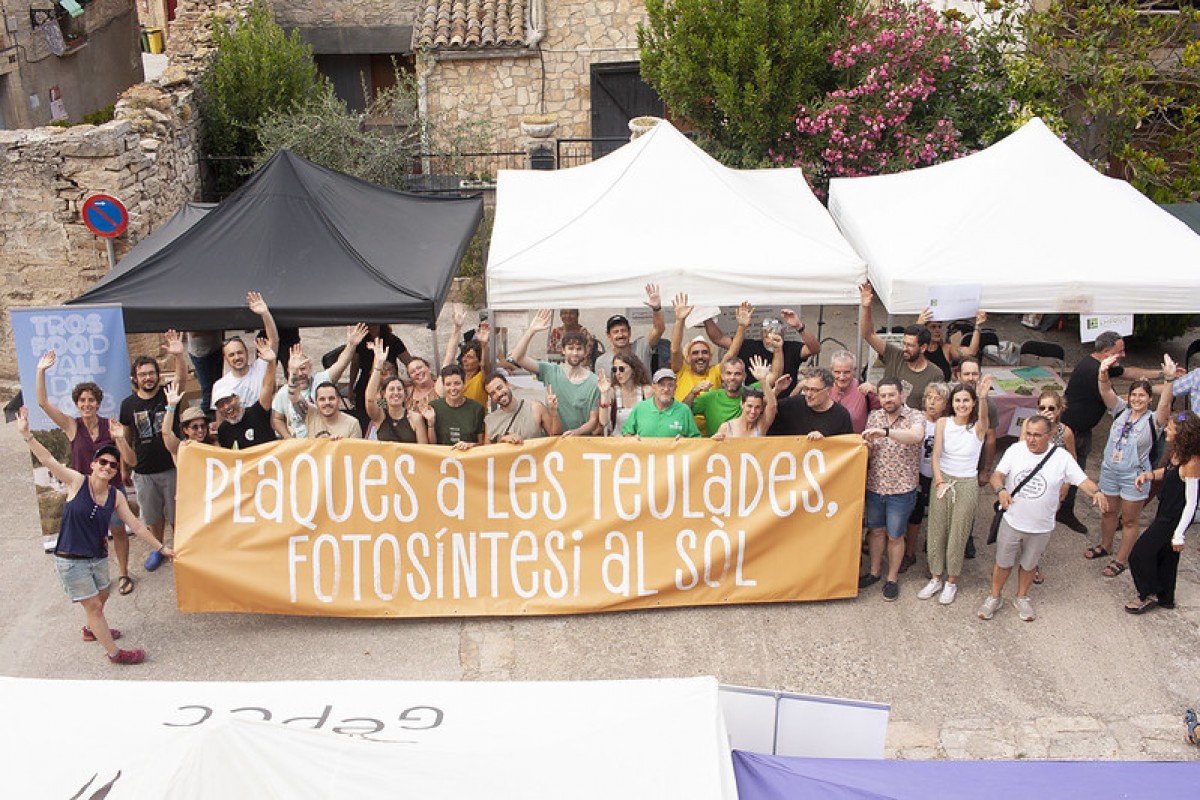 El fòrum de debats del FESSrural ha acabat desplegant una pancarta on es llegia: «Plaques a les teulades, fotosíntesi al sòl»