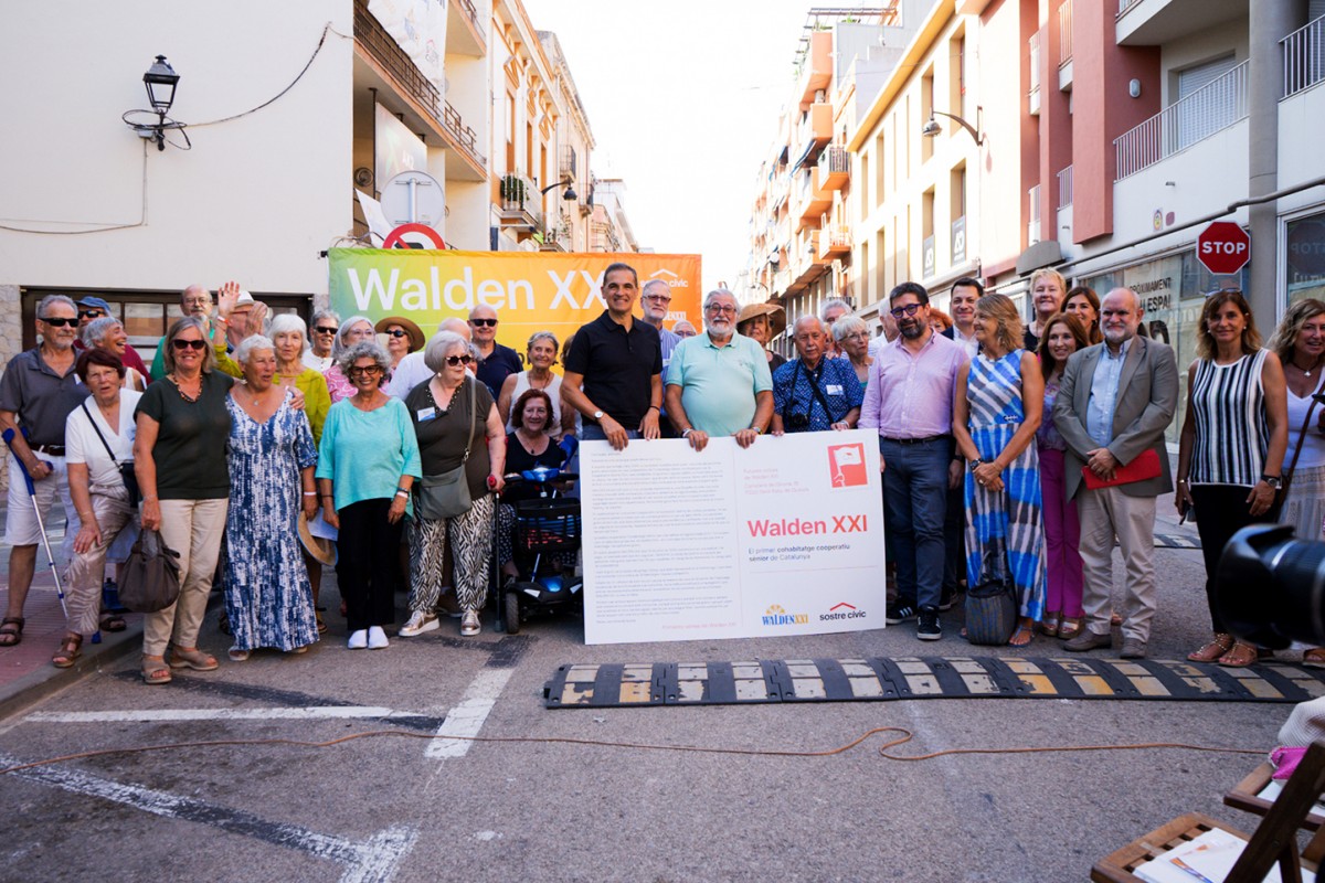 Foto de família de les persones sòcies de Walden XXI després de l'acte inaugural