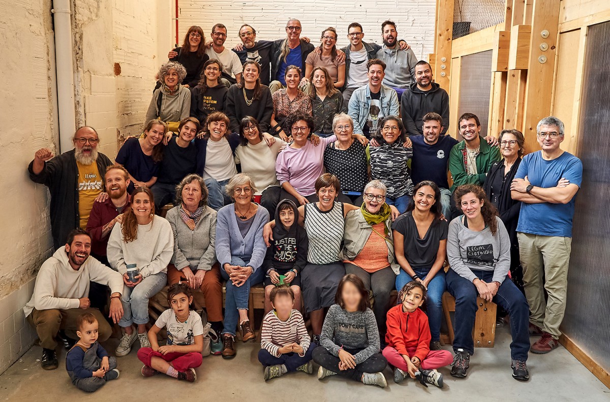 Foto de grup de les futures veïnes de l'edifici d'habitatge cooperatiu Sotrac