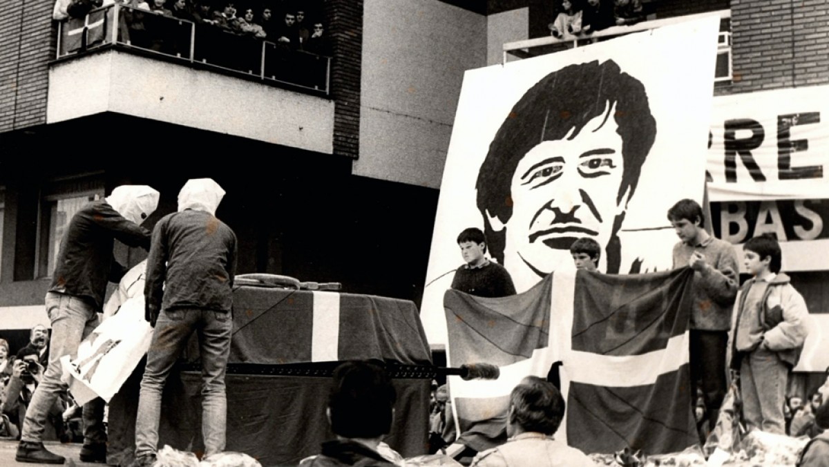 Una imatge de Txomin Iturbe presideix el seu funeral després de morir en circumstàncies estranyes a Algèria el 1987