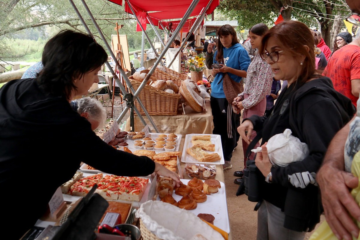 Una de les parades amb producte alimentari agroecològic a la Fira alTERna't d'aquest diumenge