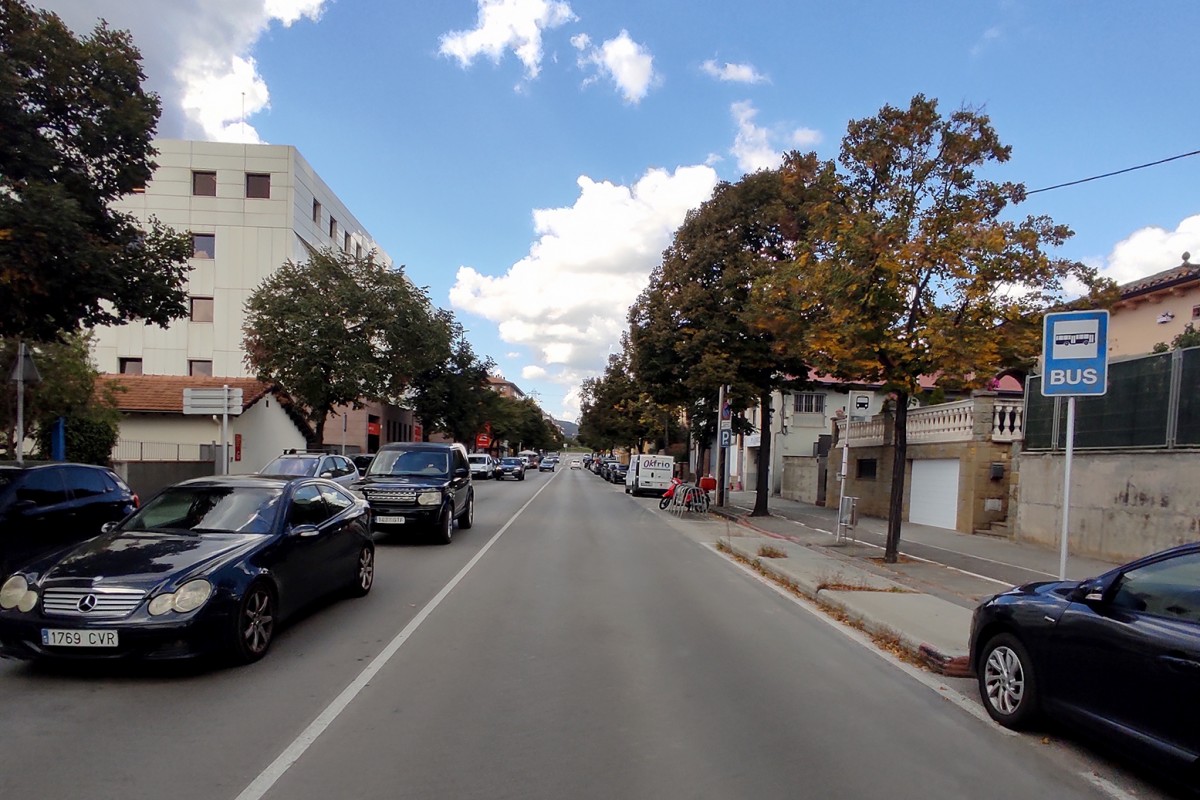 Circulació de cotxes al carrer Sagrada Família, on estava projectat un nou carril bici