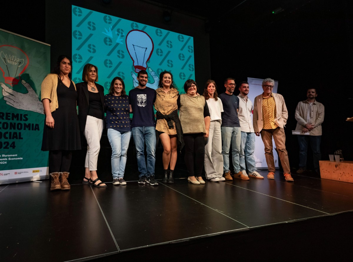 Foto grupal amb les persones premiades i les encarregades d'entregar els premis.