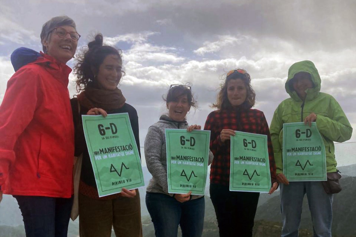 Representants de Pirineu Viu amb el cartell de la manifestació del 6 de desembre