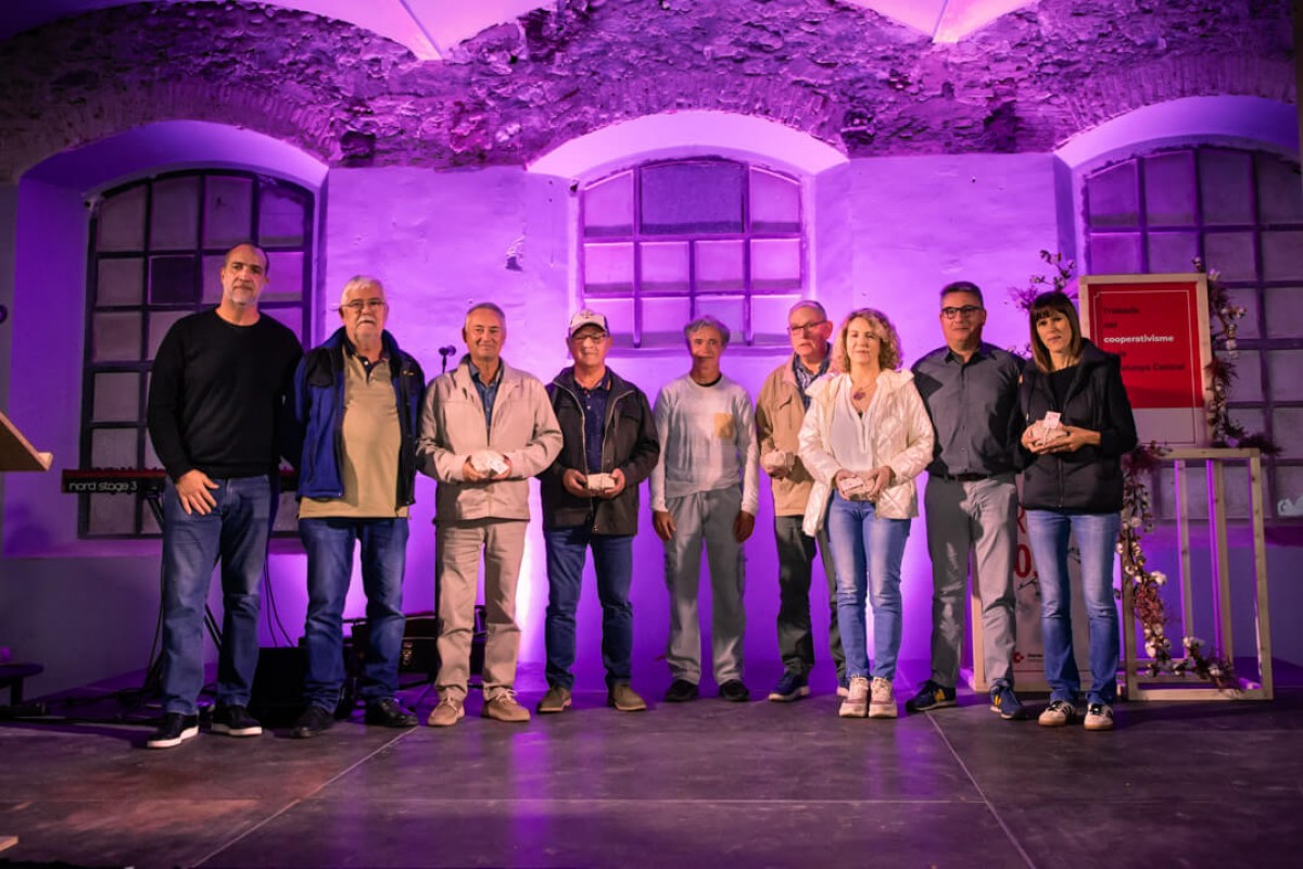 Representants de les cooperatives històriques que van pujar a l'escenari amb Guillem Llorens.