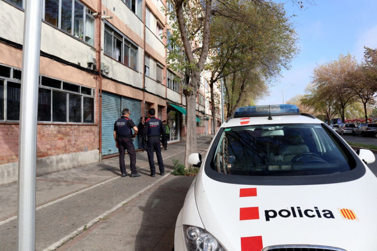 Els Mossos, davant del pis que s'havia de desnonar. Al fons, els activistes de la PAH a la porta de l'escala