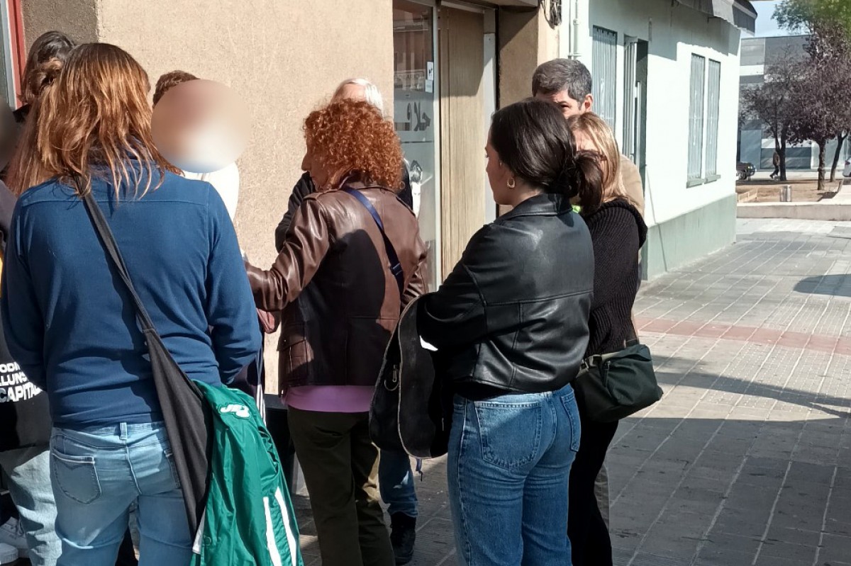 La comissió judicial dialogant amb els activistes de la PAH davant del domicili afectat del carrer Mossèn Aulet