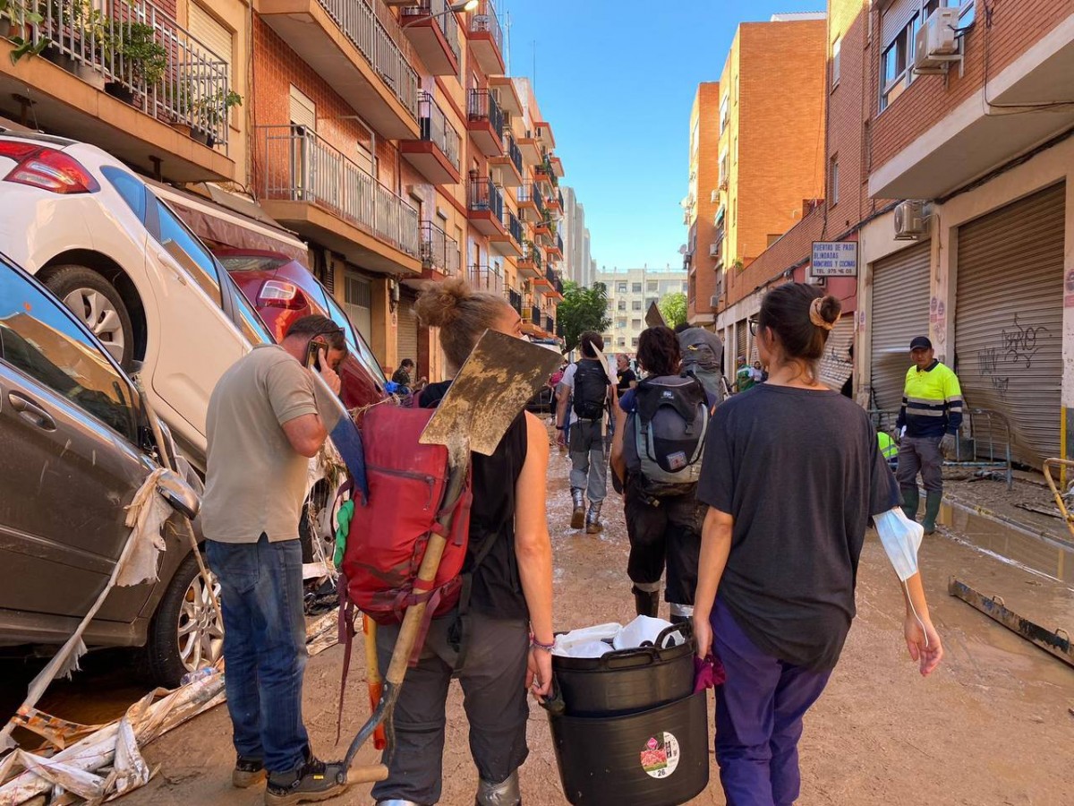 Persones voluntàries organitzades a través de Casals i Ateneus.