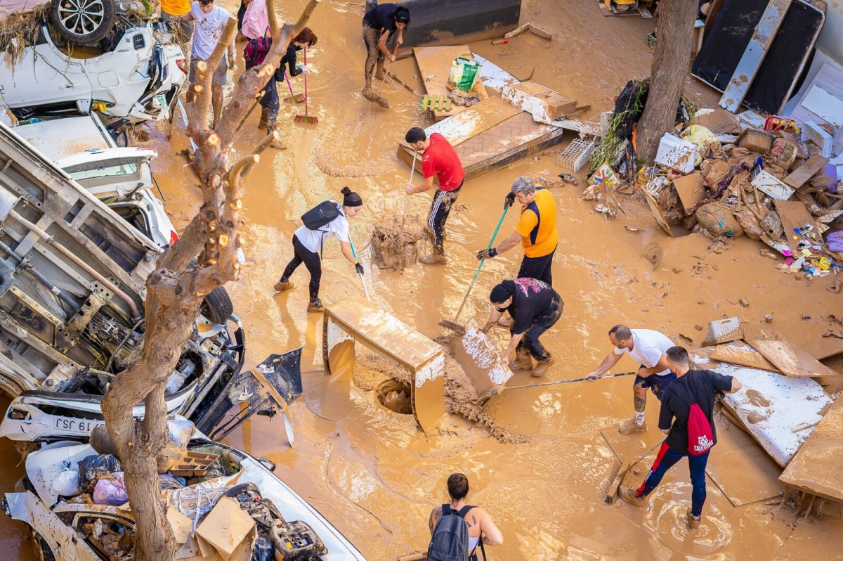 Grup de voluntàries al barri Parc Alcosa d'Alfafar (l'Horta Sud), un dels municipis més afectats per la DANA.