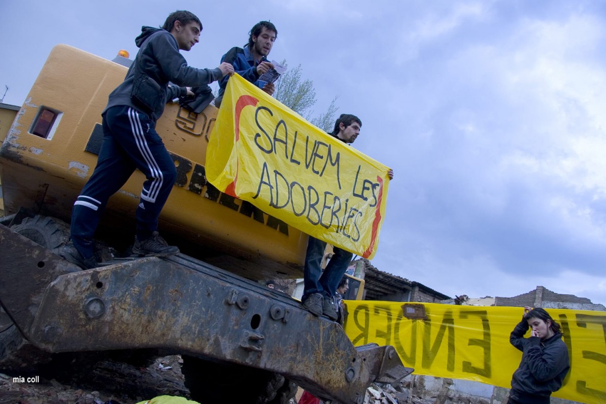 Activistes de la plataforma Salvem les Adoberies damunt les excavadores que eren a punt d'iniciar l'enderroc