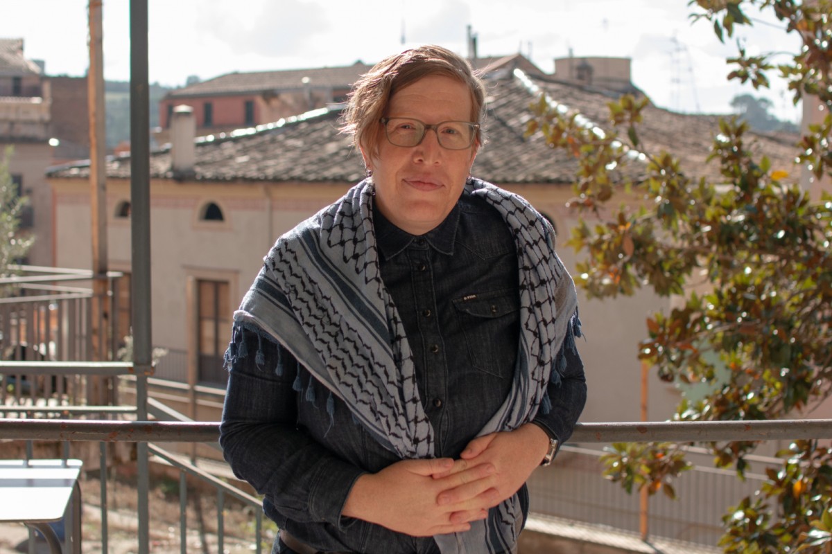 M. E. O'Brien a la terrassa de l'Ateneu Popular La Sèquia.
