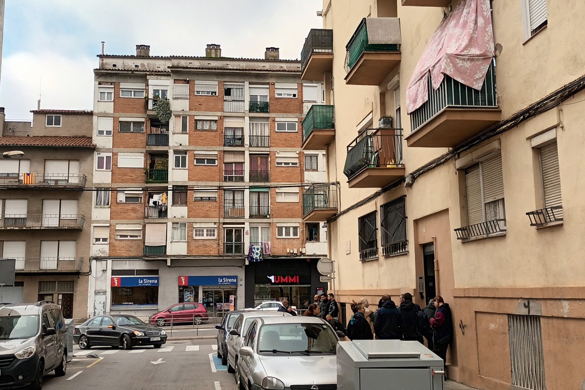 Concentració d'activistes de la PAH Osona i el Grup de Suport Mutu de Manlleu per intentar evitar el desnonament