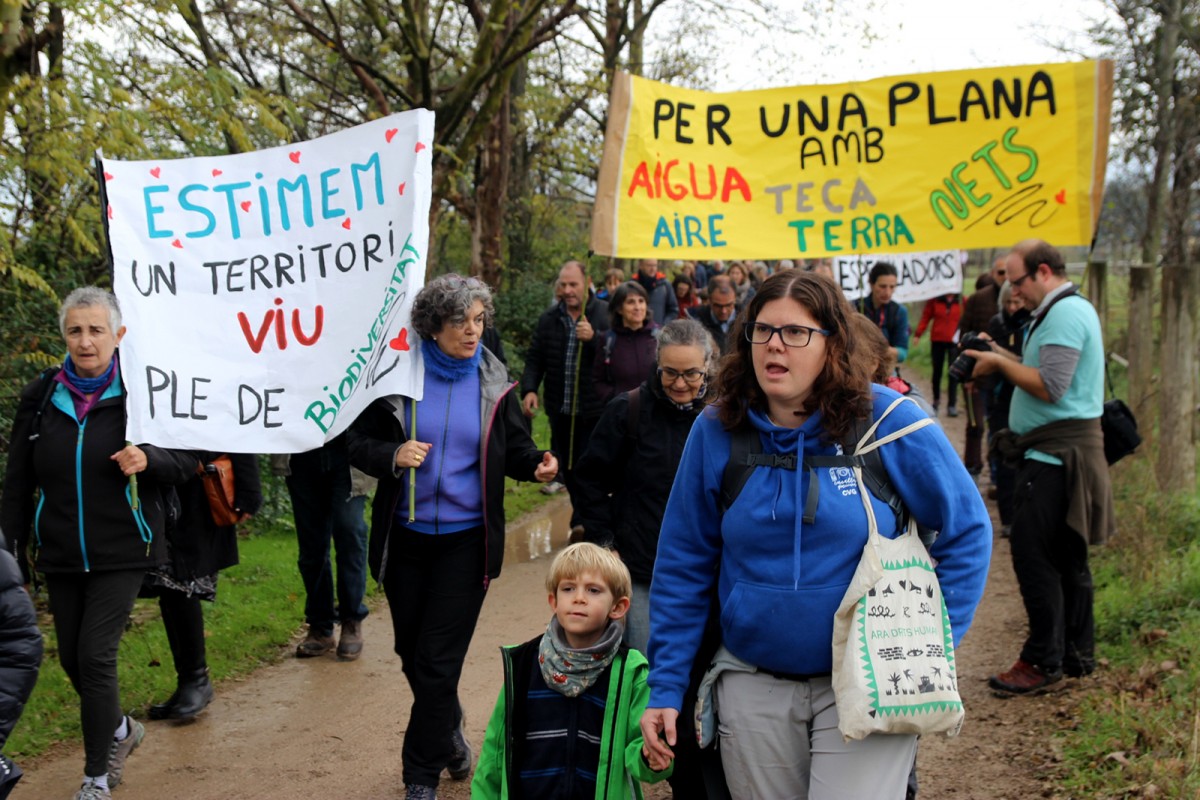 Un moment de la caminada reivindicativa del polígon Malloles fins a Sant Jordi d'aquest diumenge