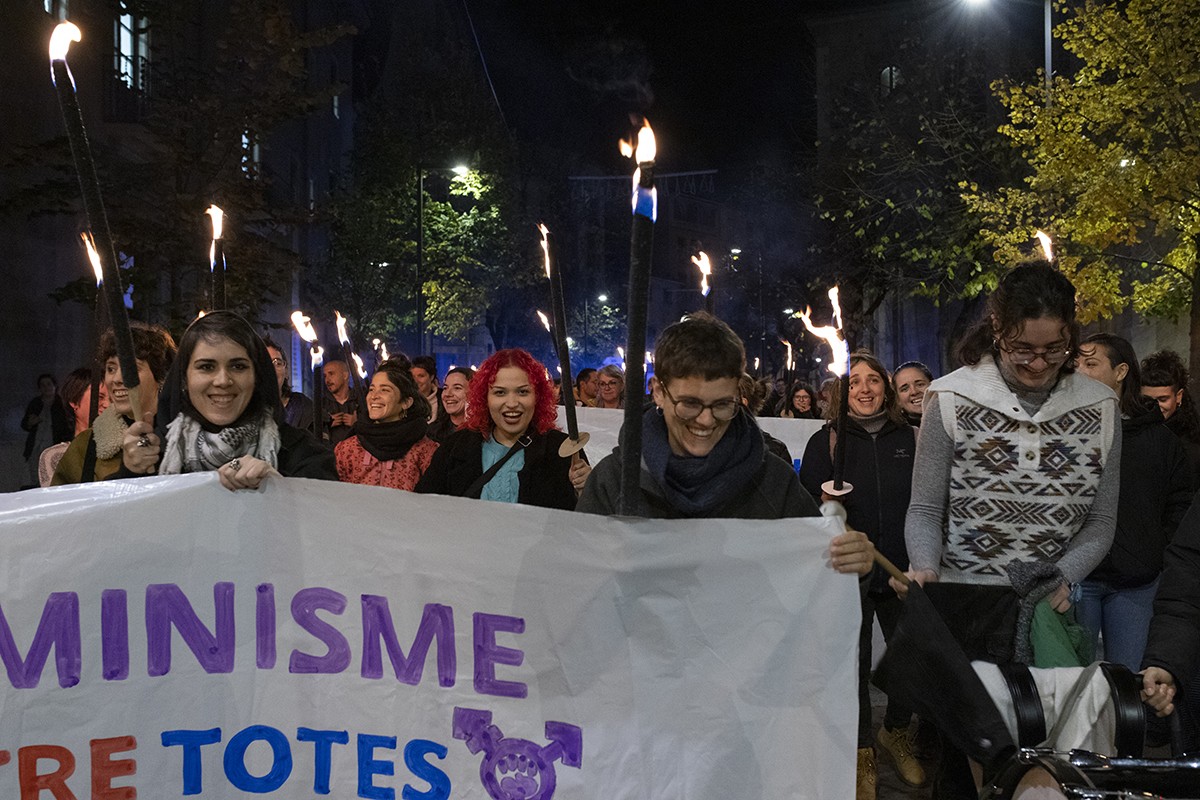 «La llei d'estrangeria mata gent cada dia» va ser una de les consignes més cridades a la marxa