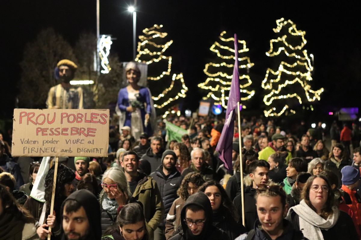 La manifestació clamava per un habitatge digne i contra el monocultiu turístic al Pirineu.