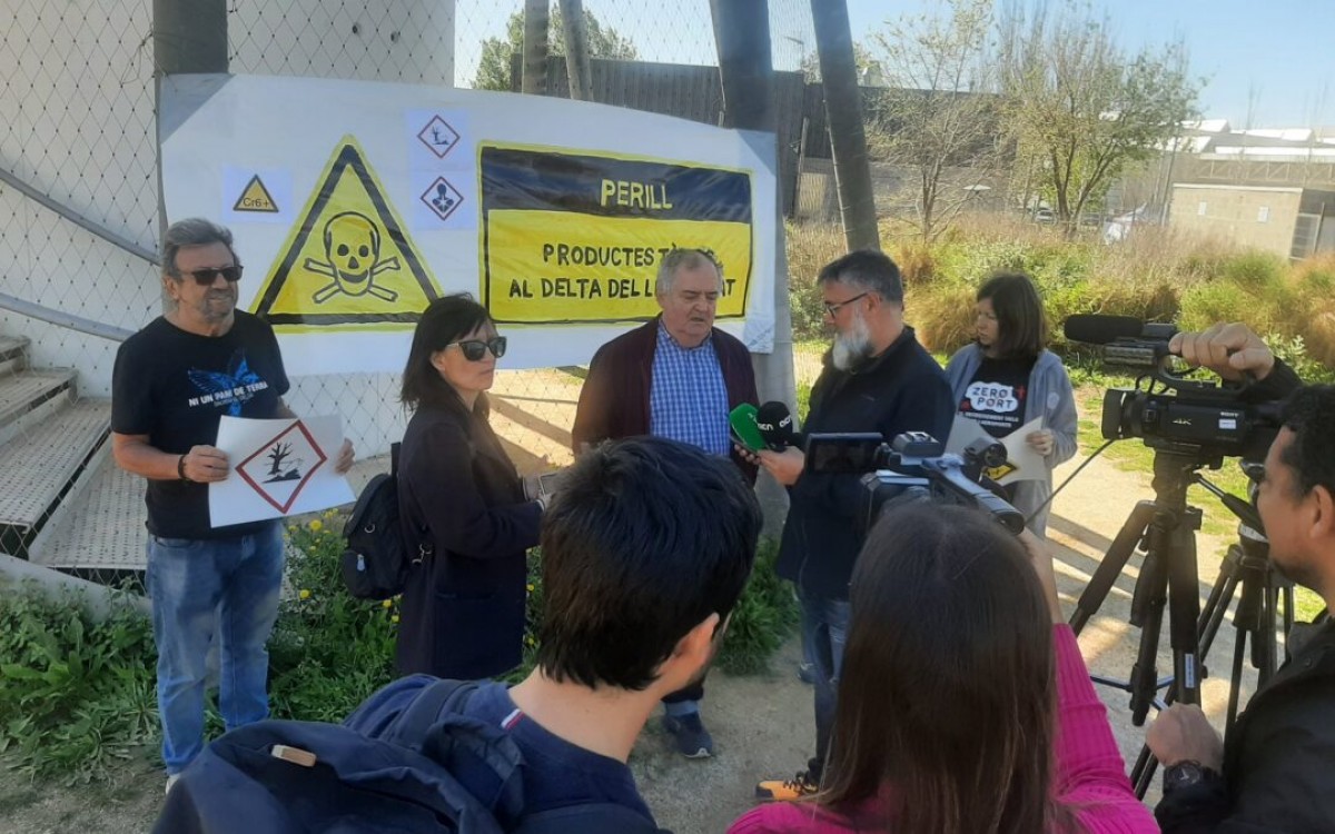 Moment de la roda de premsa on DEPANA i Zeroport van denunciar que el Port de Barcelona ha començat les obres del projecte d’accessos viaris i ferroviaris al voltant d’un terreny contaminat amb cromites.