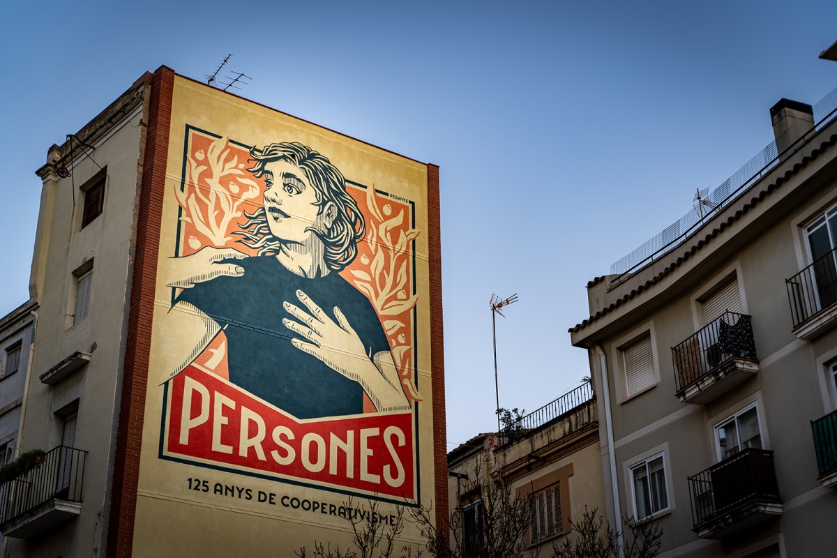 Mural «Persones», situat a la plaça de Fusta, un dels punts d'entrada al pol cooperatiu de Valls